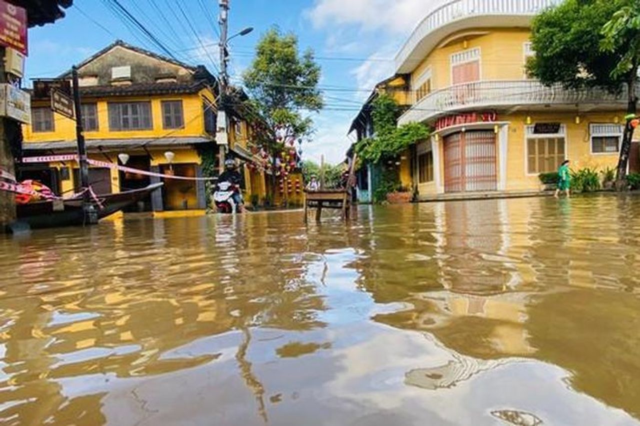 Mưa lớn ở miền Trung vẫn còn phức tạp - Báo Sức Khỏe & Đời Sống