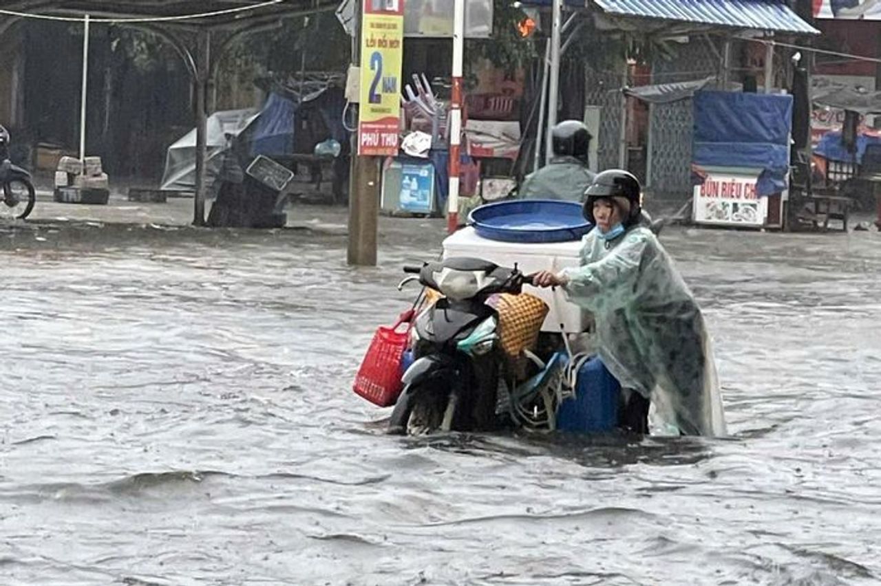 Phố biển Tuy Hòa ngập sau mưa lớn, người dân dò dẫm dắt xe trong 'biển nước' - Báo VTC News