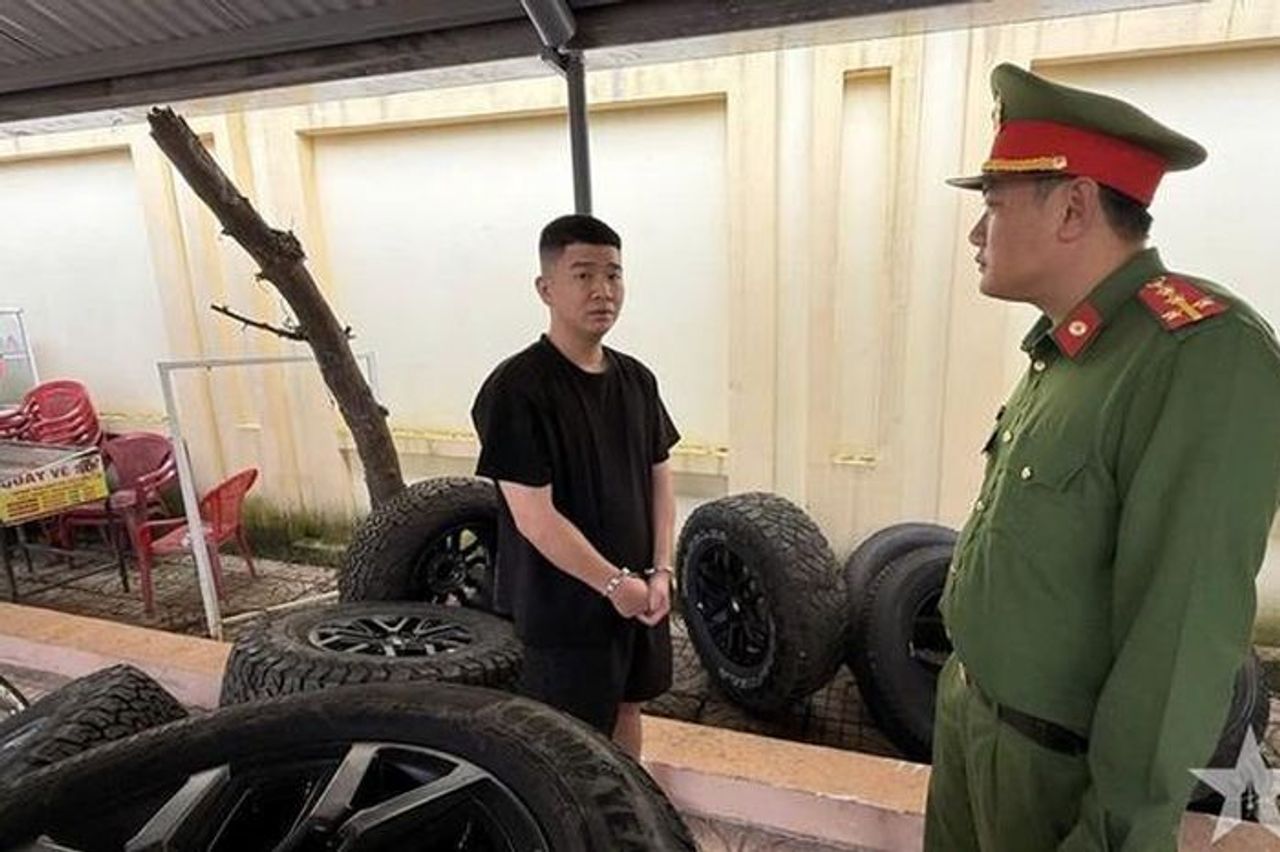 Bắt thanh niên chuyên trộm bánh xe ô tô Ford Ranger - Tạp chí Người Đưa Tin