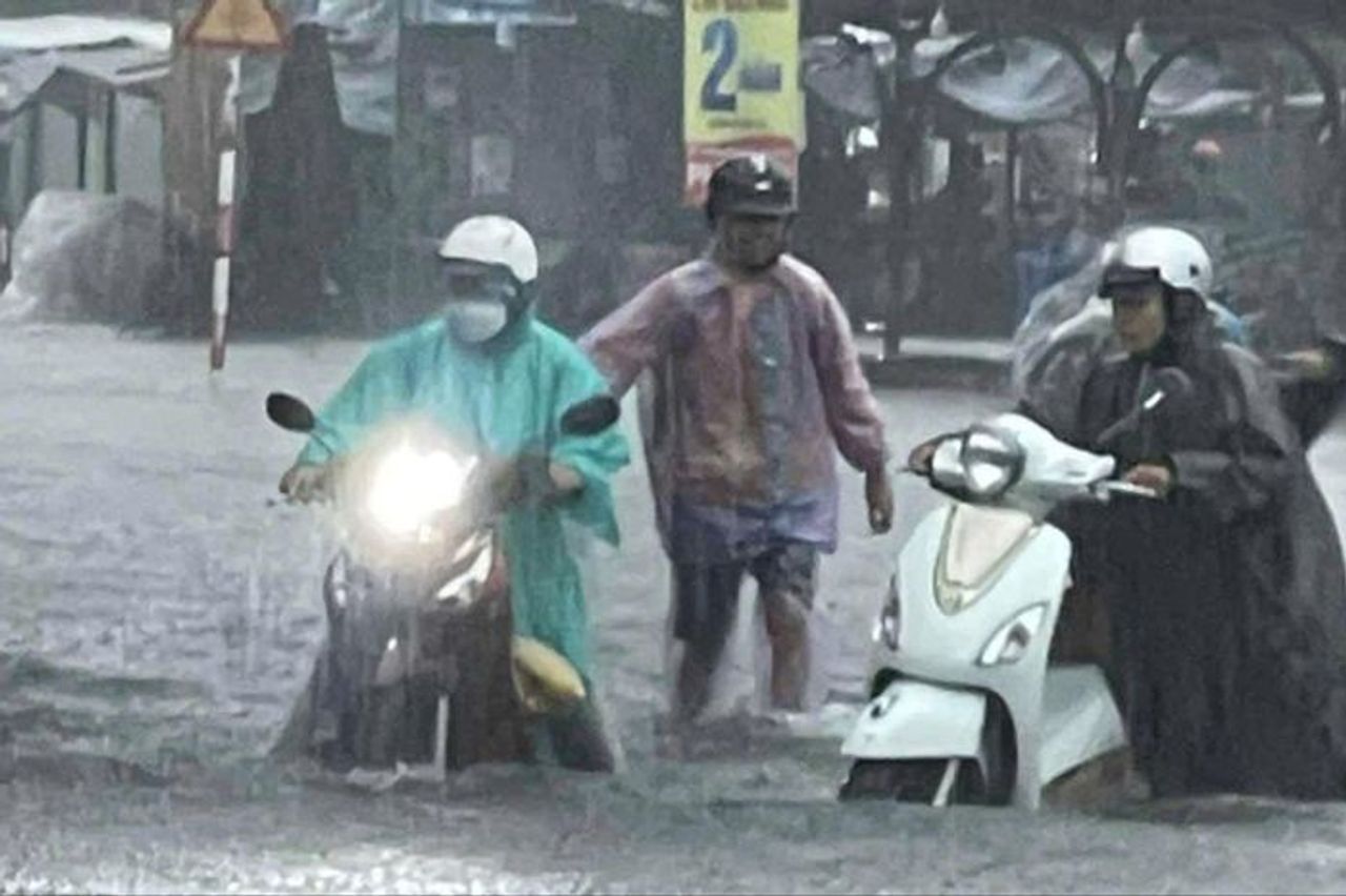 Video mưa lớn khiến phố biển Tuy Hòa ngập, dân bì bõm dắt xe lội nước - Báo Pháp Luật TP.HCM