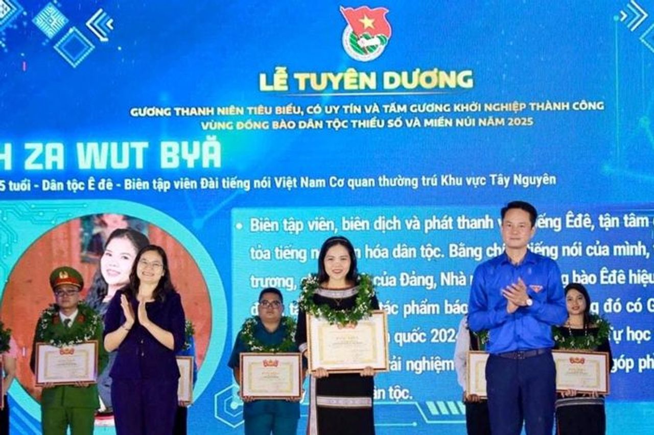 Những 'bông hoa tuổi trẻ' giữa đại ngàn Tây Nguyên - Đại Biểu Nhân Dân