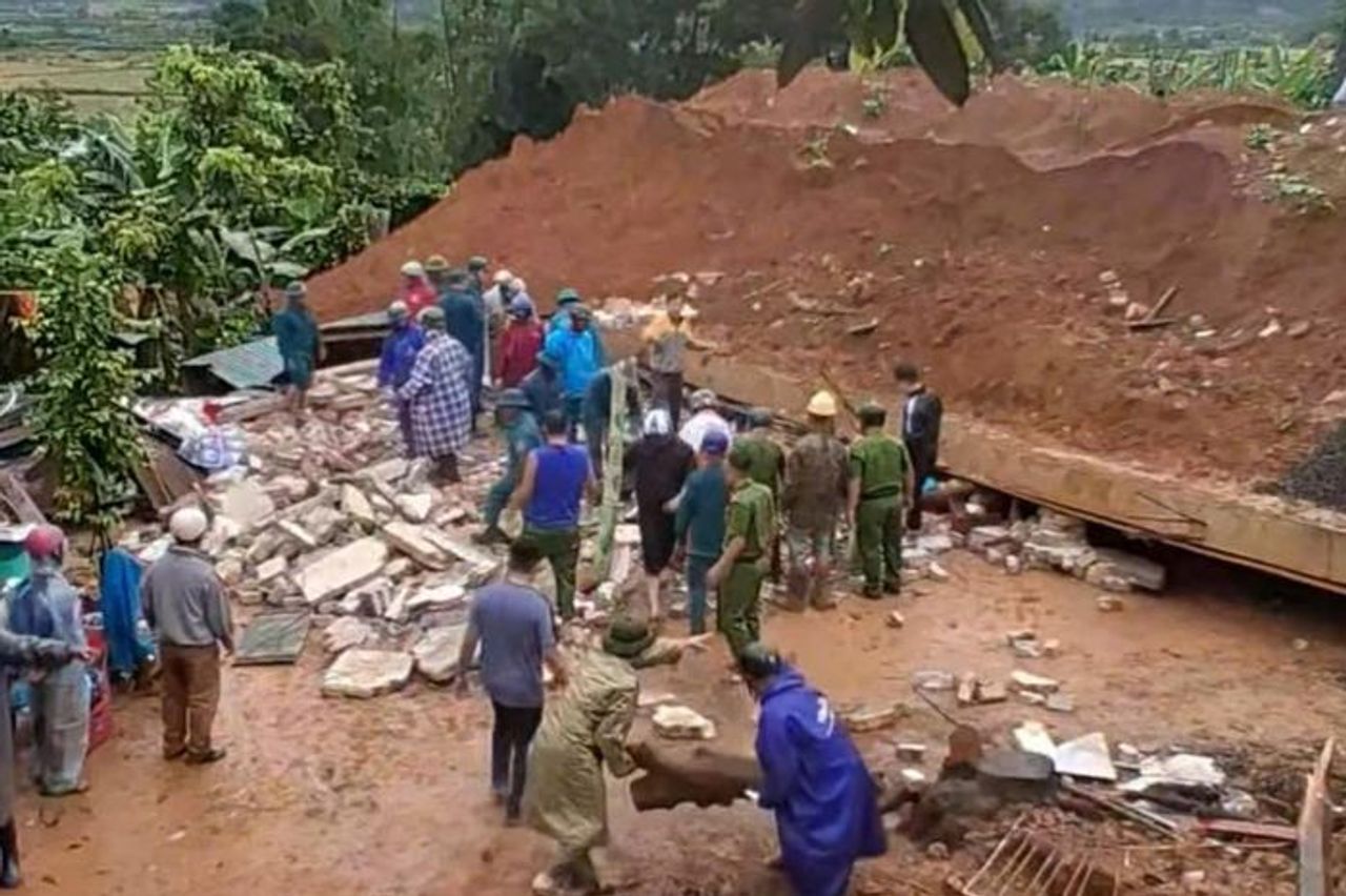 Nhà đang xây đổ sập vào nhà hàng xóm, hai cha con tử vong thương tâm - Báo VTC News