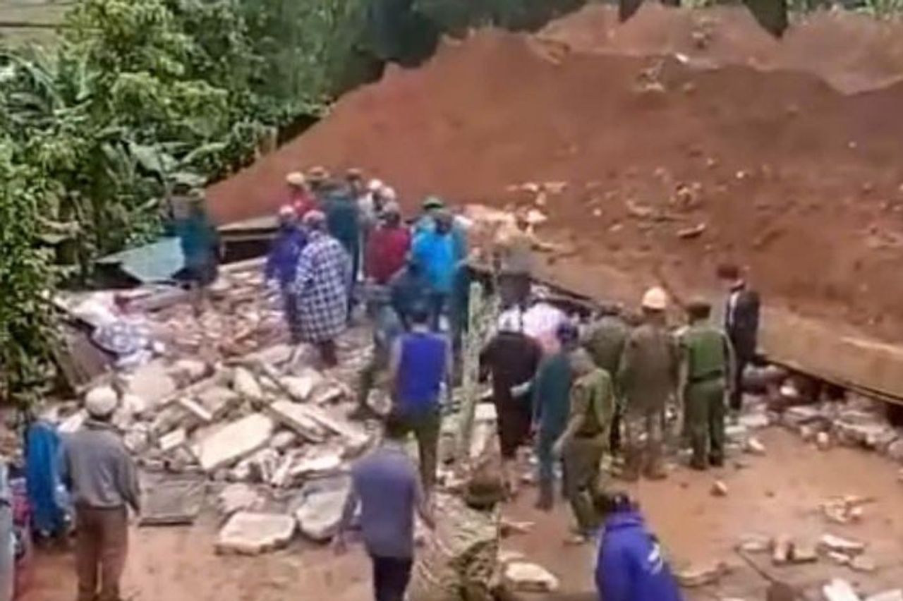 Tường đổ sập đè lên nhà hàng xóm khiến 5 người thương vong - Báo Điện tử Tiếng nói Việt Nam