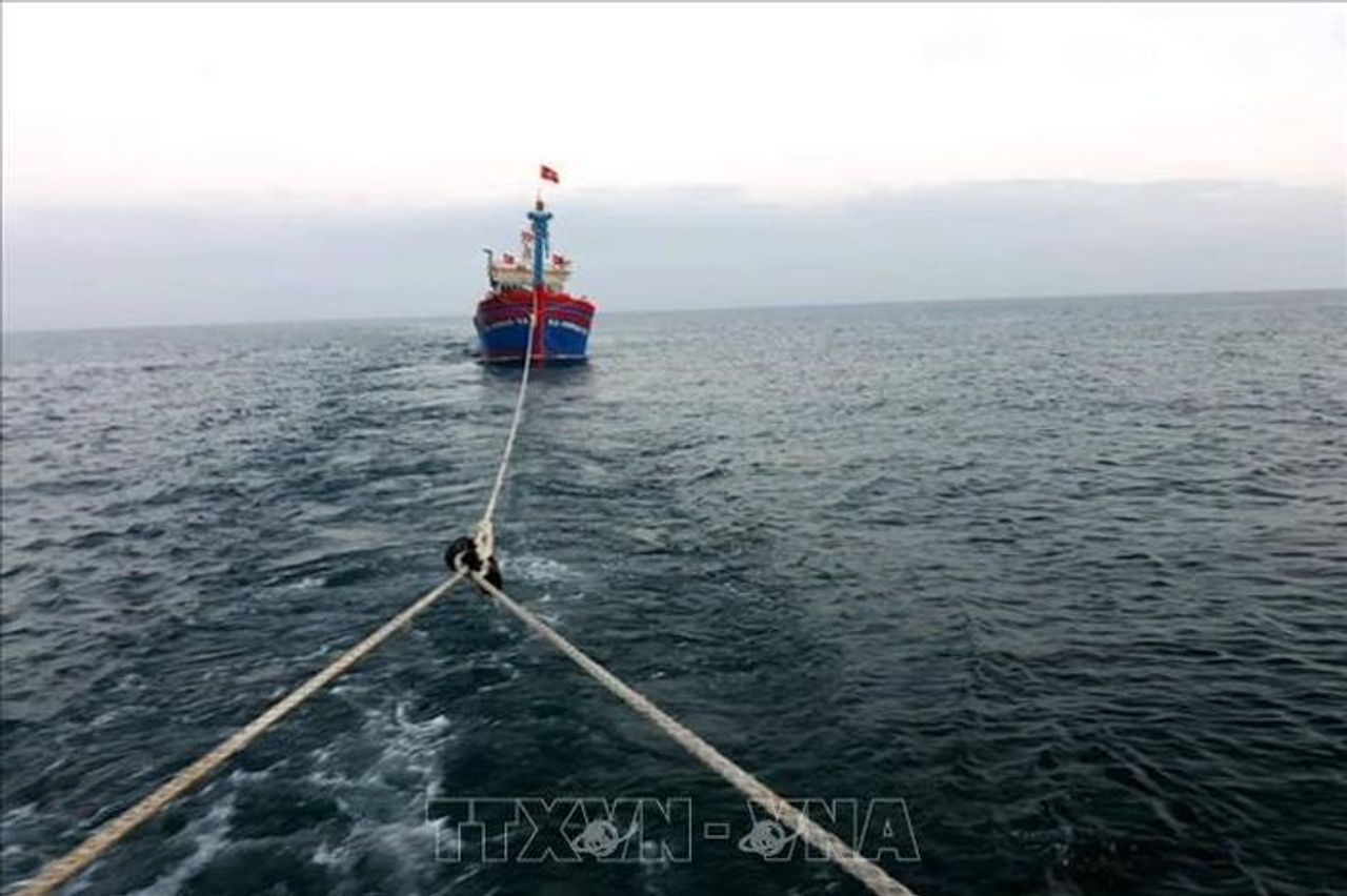 Tàu Cảnh sát biển 2 kịp thời cứu tàu cá bị nạn trên vùng biển Trường Sa - Báo Tin Tức TTXVN