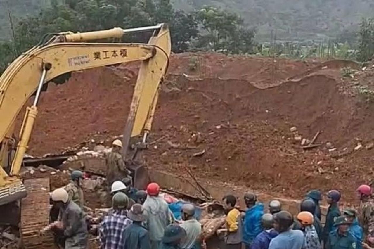 Đổ tường rào đè sập nhà hàng xóm khiến 2 người chết, 3 người bị thương - Chuyên trang Công an Đà Nẵng - Báo Công an Nhân dân