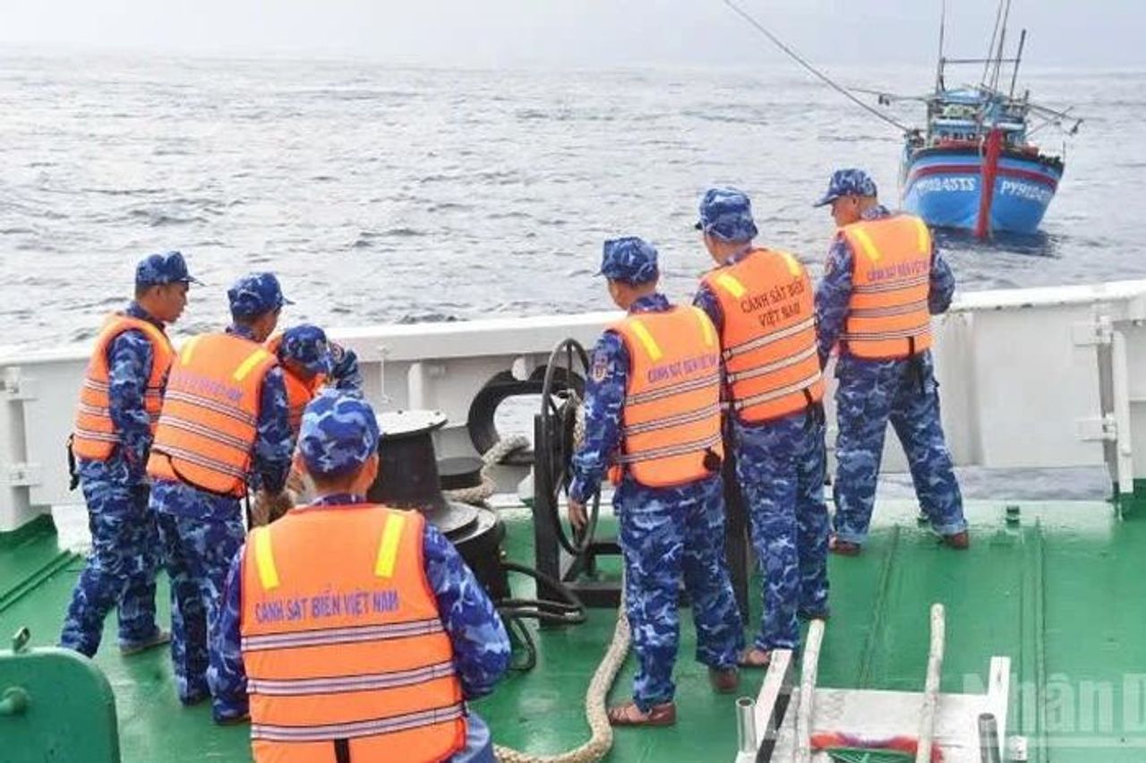 Cứu hộ kịp thời tàu cá ngư dân bị nạn trên vùng biển Trường Sa - Báo Nhân Dân