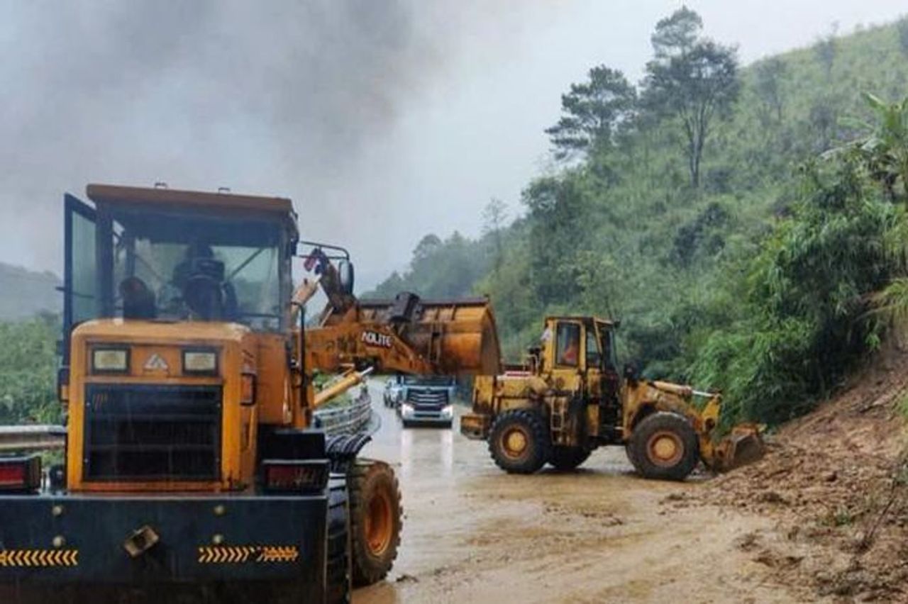 Sạt lở hàng nghìn mét khối đất đá trên đường Hồ Chí Minh, giao thông vẫn đang khắc phục - Báo Sức Khỏe & Đời Sống