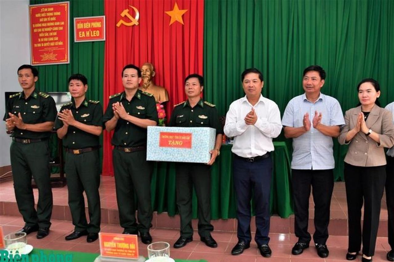 Bí thư Tỉnh ủy Đắk Lắk thăm, động viên cán bộ, chiến sĩ Đồn Biên phòng Ea H'Leo - Báo Biên phòng