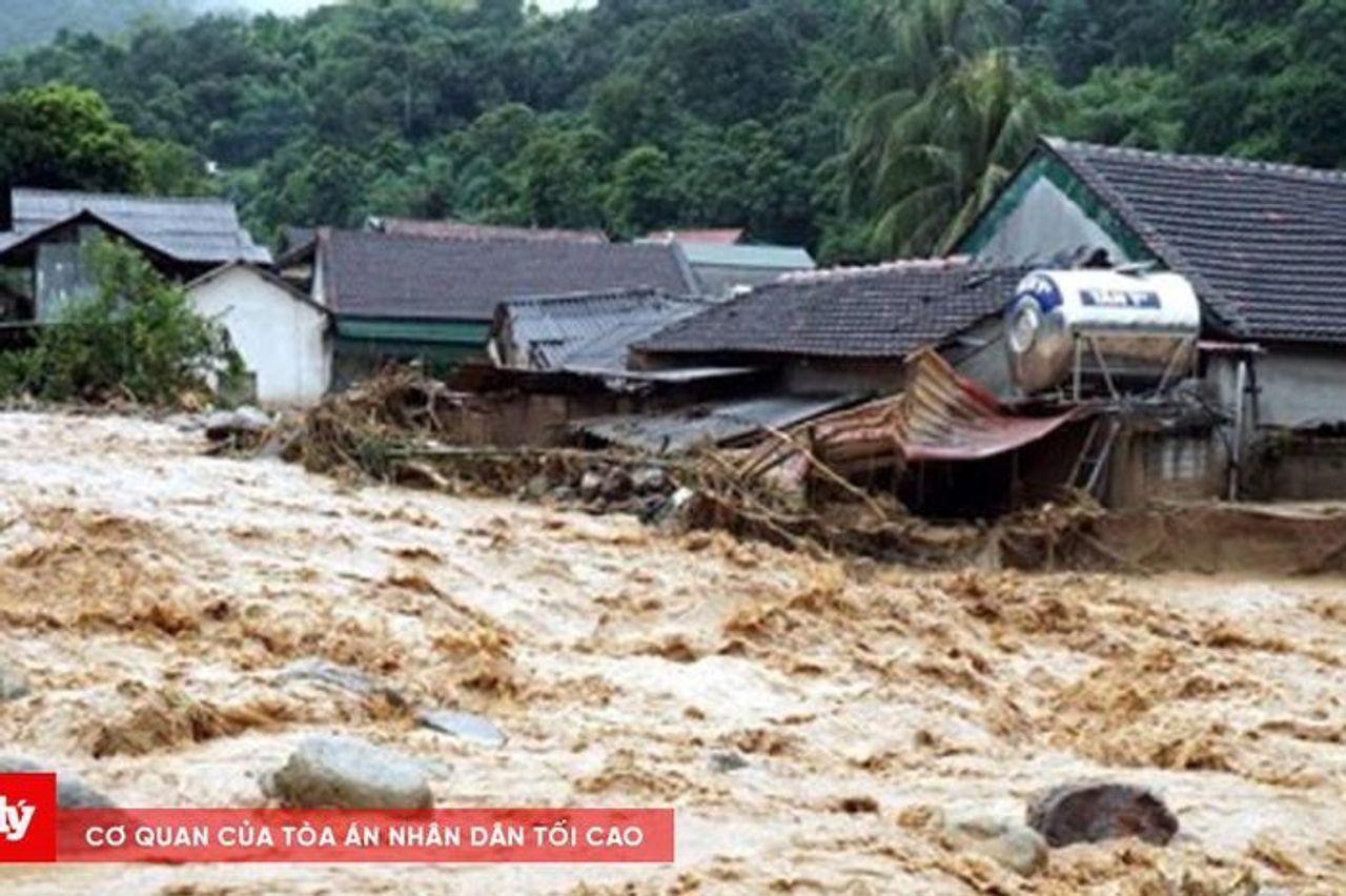 Mưa cực lớn trút xuống miền Trung, cảnh báo lũ quét - Báo Công Lý