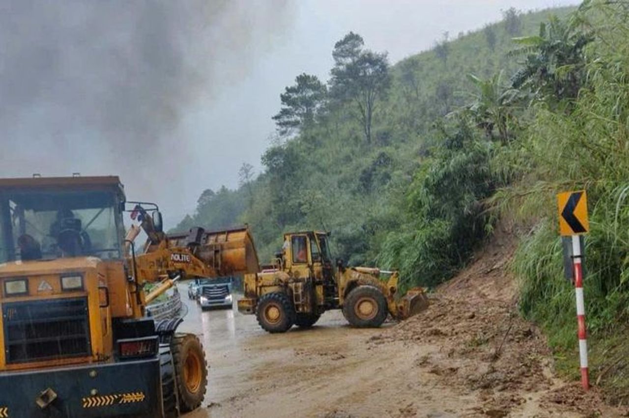 Mưa lớn gây sạt lở nghiêm trọng đường Hồ Chí Minh - Báo Tiền Phong
