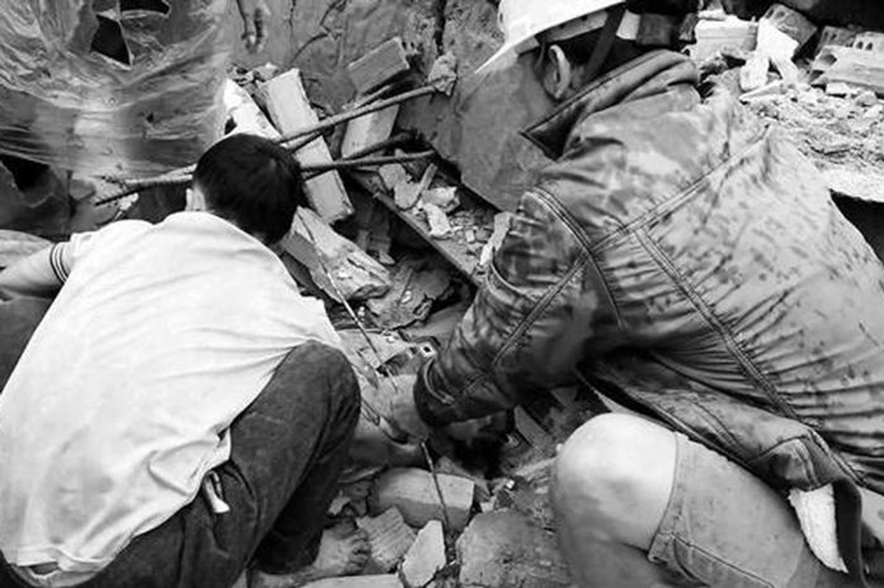 Điều tra vụ sập tường rào khiến 2 người chết, 3 người bị thương - Báo Công An Nhân Dân