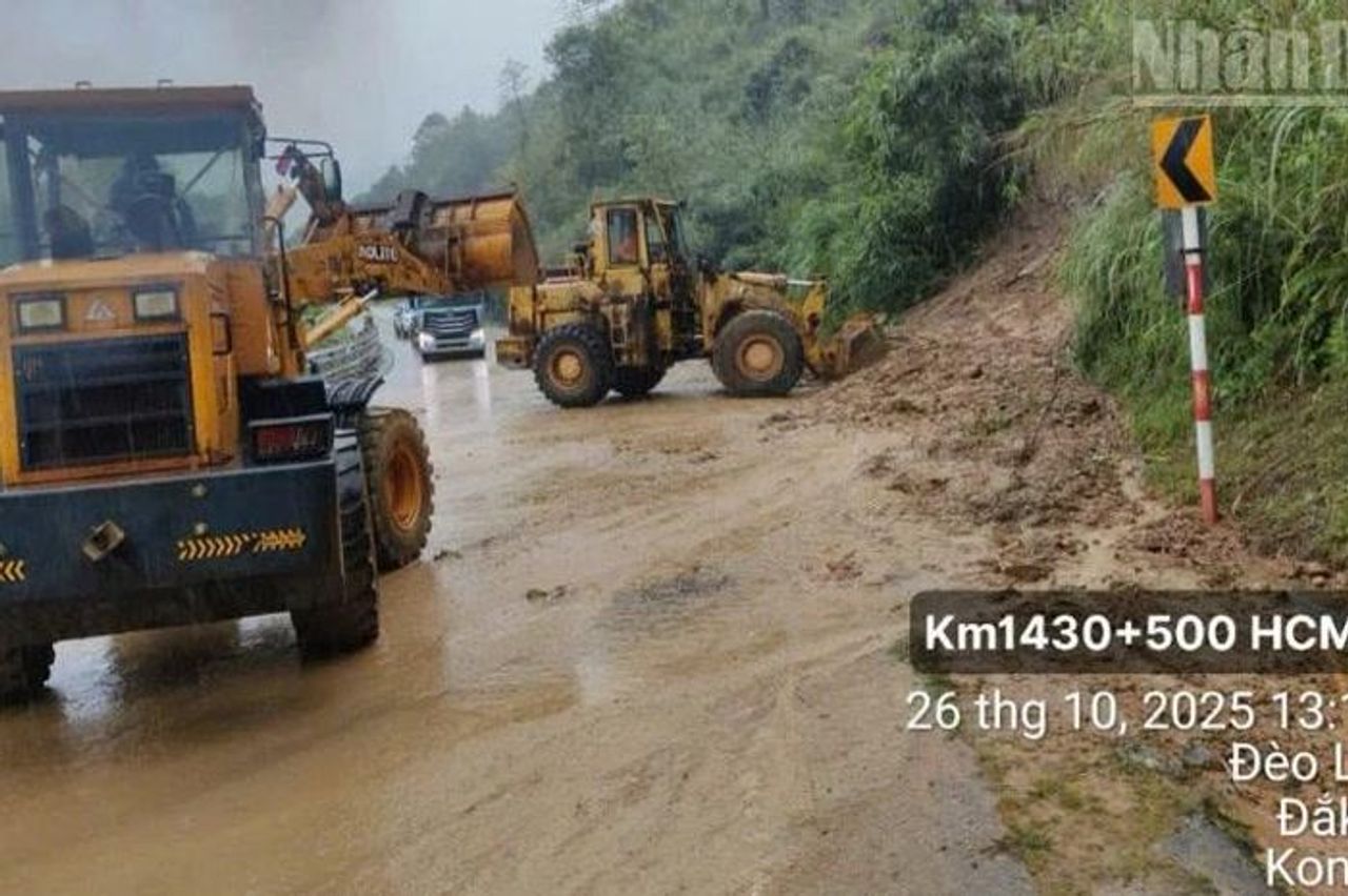Mưa lớn kéo dài gây sạt lở nghiêm trọng, tê liệt giao thông trên nhiều tuyến quốc lộ miền trung - Báo Nhân Dân