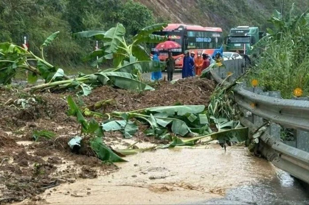 Tắc hoàn toàn nhiều đoạn đường qua Đà Nẵng, Quảng Ngãi - Báo Tiền Phong