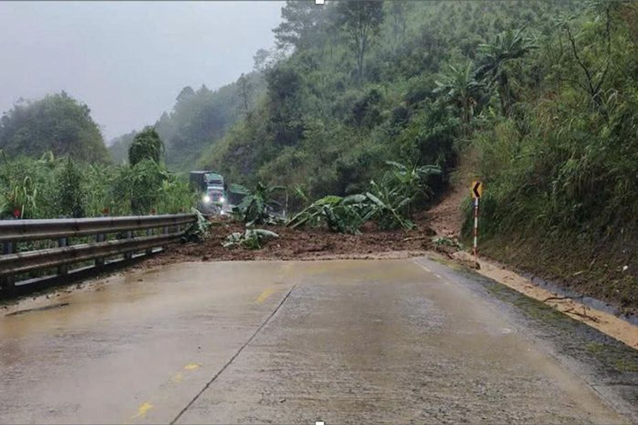 Đường Hồ Chí Minh qua Đà Nẵng, Quảng Ngãi sạt lở nhiều điểm - Báo Pháp Luật TP.HCM