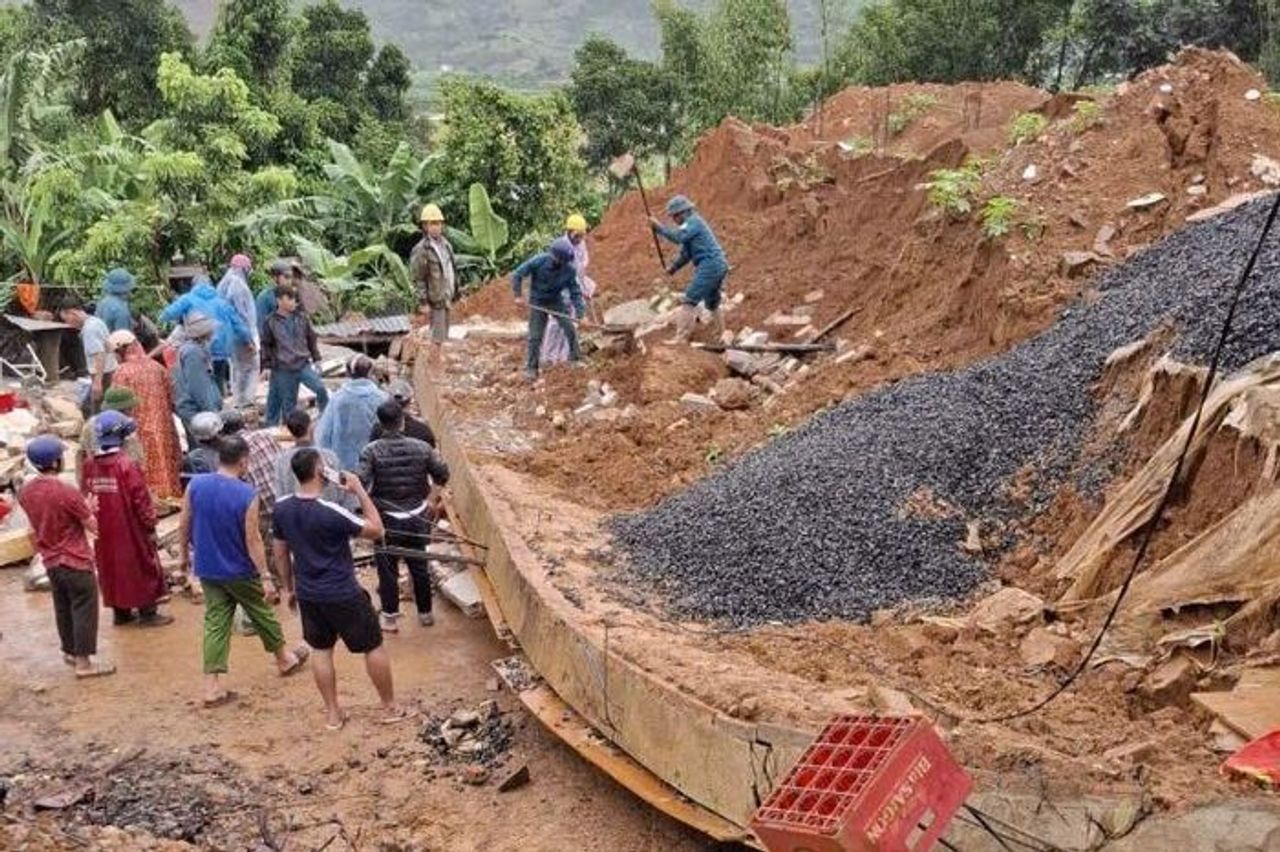 Công an vào cuộc vụ sập tường chắn đất khiến hai cha con tử vong - Báo Pháp Luật TP.HCM