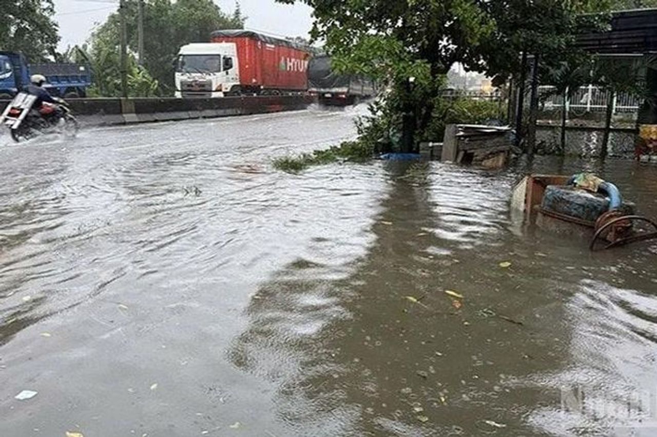 Cảnh báo mưa lớn gây lũ quét, sạt lở đất từ Quảng Trị đến Đắk Lắk - Báo Nhân Dân