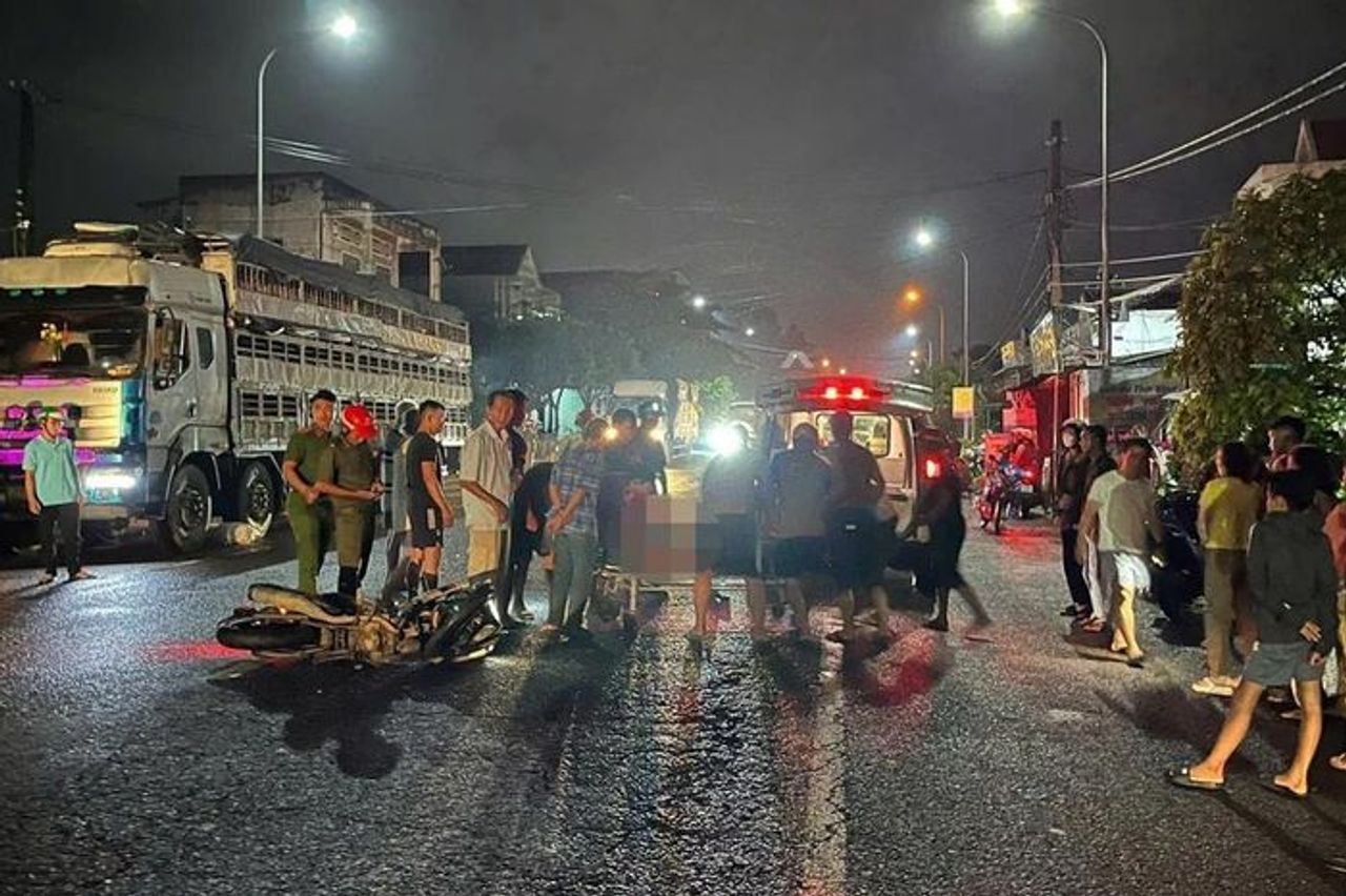 Xe máy va chạm ô tô tải đỗ trên quốc lộ 19, nạn nhân tử vong - Báo Gia Lai
