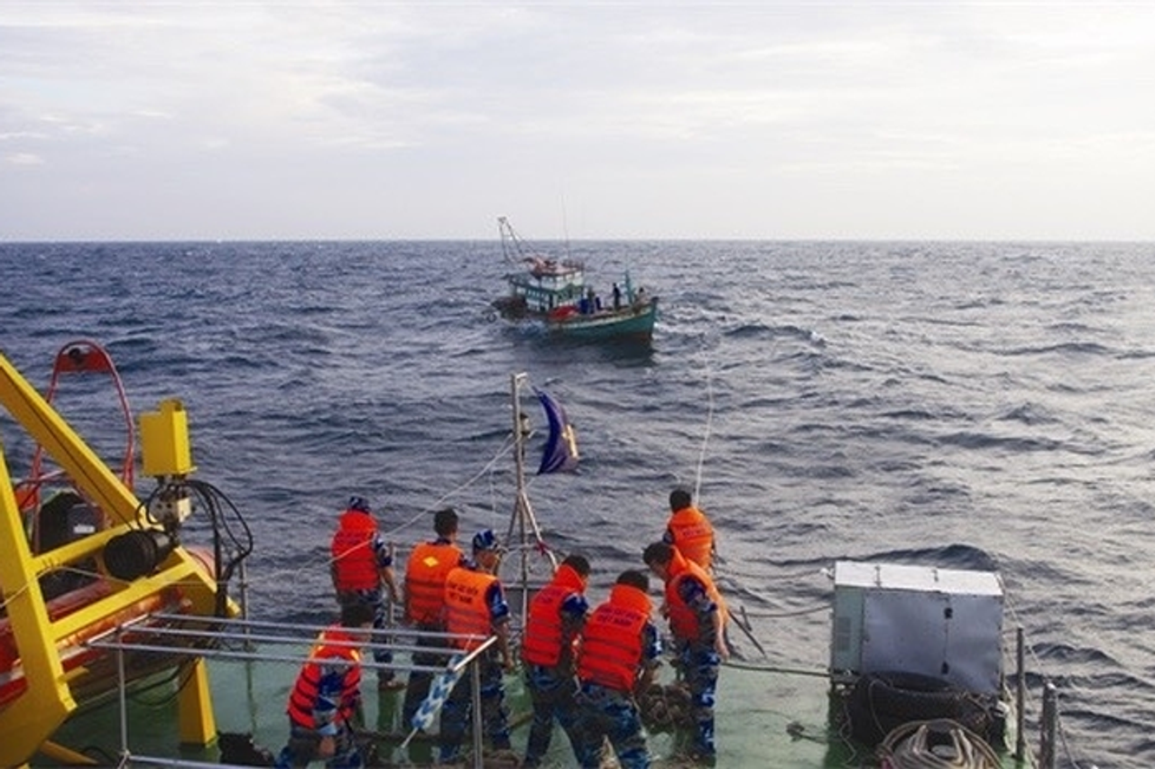 Huy động lực lượng tìm kiếm ngư dân mất tích trên biển - Báo Quân Đội Nhân Dân