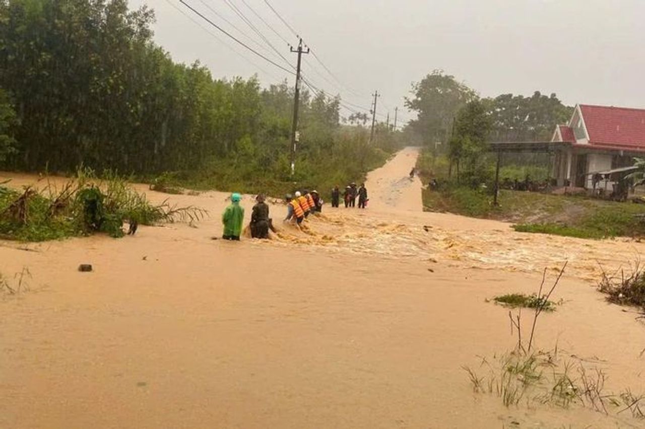 Một người ở Đắk Lắk bị sét đánh tử vong khi cho tôm hùm ăn - Báo Tiền Phong