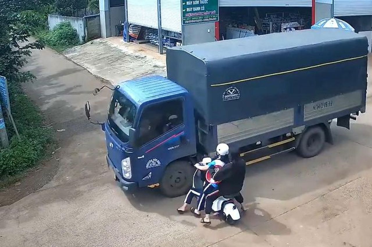 Khoảnh khắc xe đạp điện lao vun vút tông ngang xe tải, 3 nữ sinh thương vong - Báo Xây Dựng