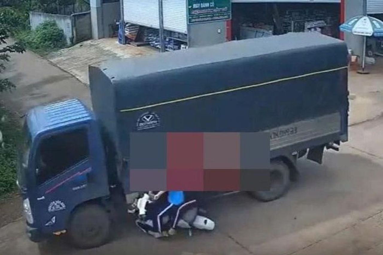 Xe đạp điện va chạm ô tô, một học sinh lớp 8 tử vong - Báo Tiền Phong