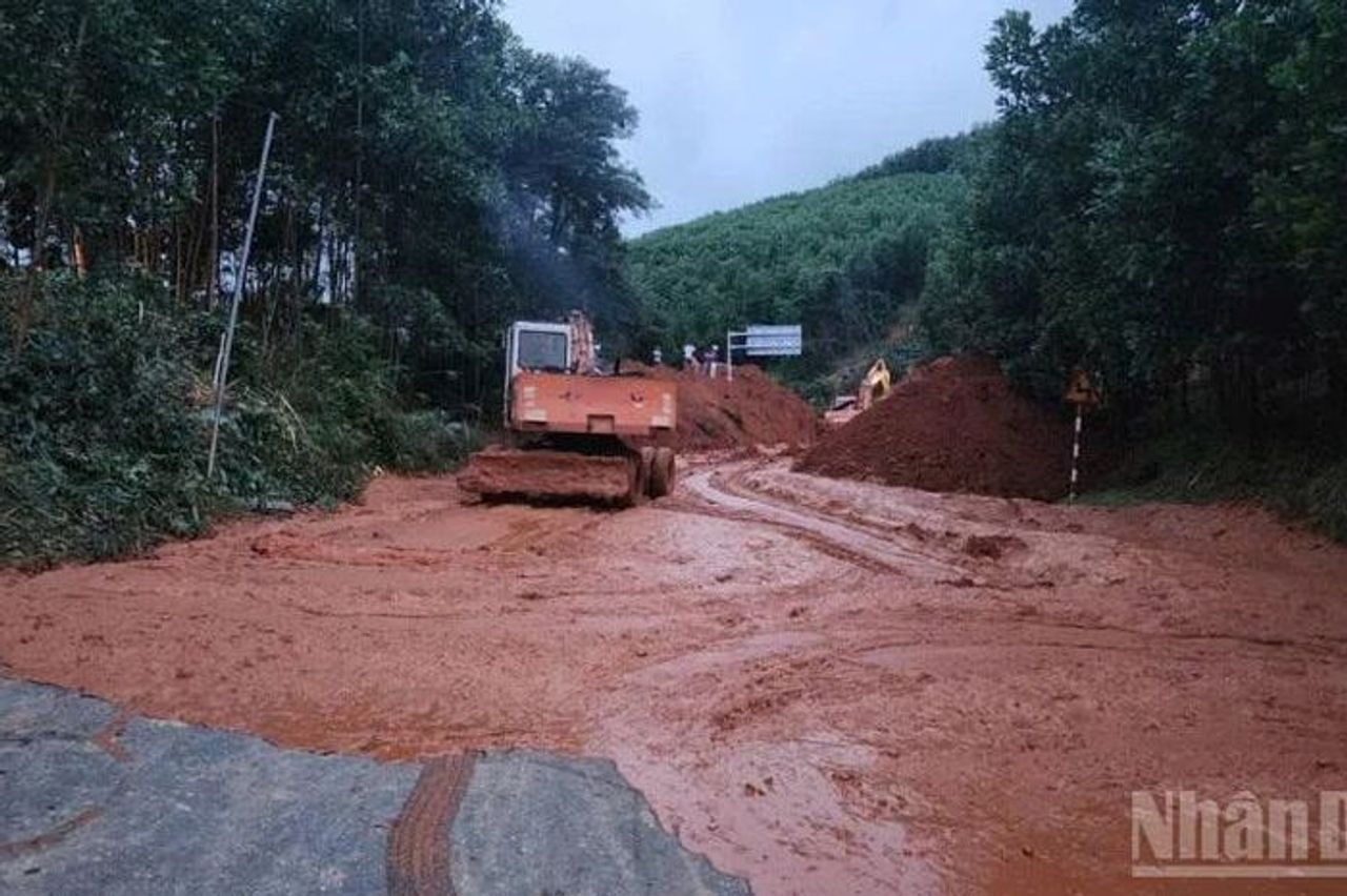 Thông xe một làn qua đèo Lò Xo sau nhiều ngày sạt lở nghiêm trọng - Báo Nhân Dân