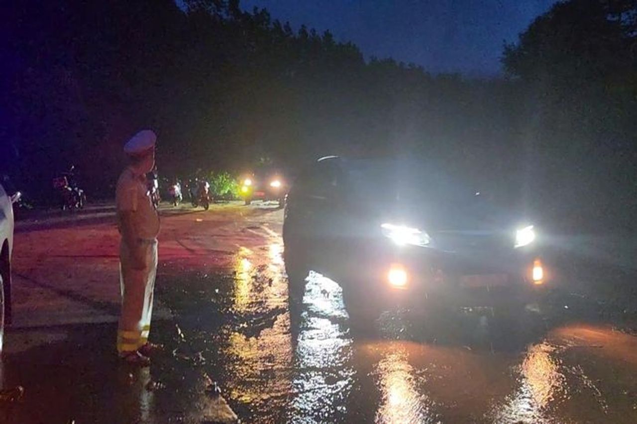 Thông xe một chiều đoạn qua đèo Lò Xo, đường Hồ Chí Minh - Báo Điện tử Tiếng nói Việt Nam