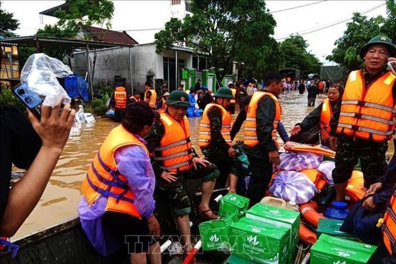 Chung tay hỗ trợ miền Trung khắc phục hậu quả thiên tai, lũ lụt - Báo Tin Tức TTXVN