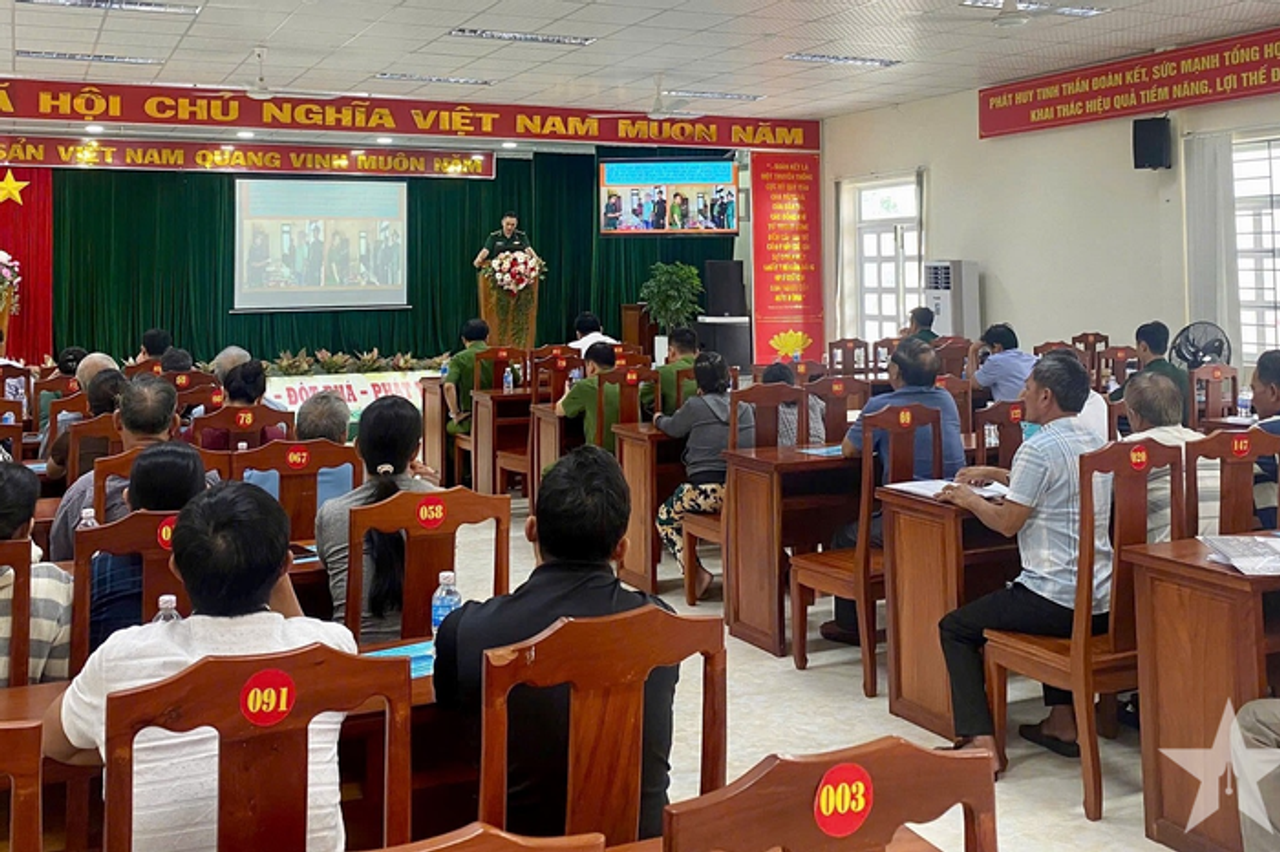 Đắk Lắk: Đồn Biên phòng Xuân Đài tuyên truyền chống khai thác IUU cho ngư dân - Báo Quân Đội Nhân Dân