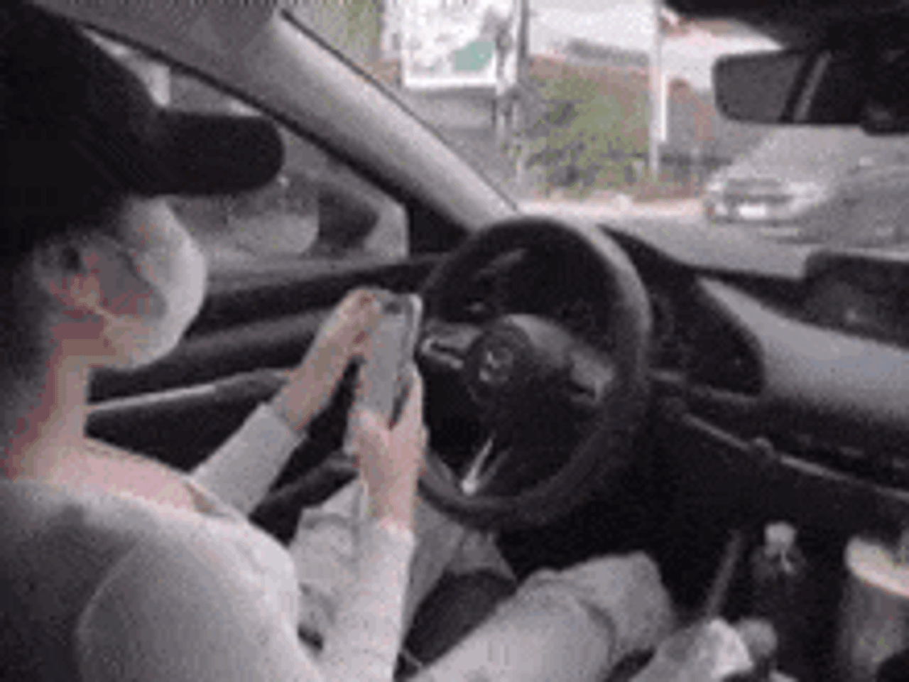 Cô gái buông tay không cầm vô lăng rồi lướt điện thoại - Báo Tri thức & Cuộc sống