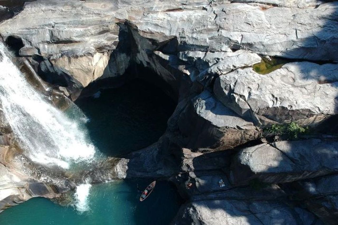 Vực Phun Phú Yên: Cẩm nang khám phá thác nước hoang sơ - Báo Lâm Đồng