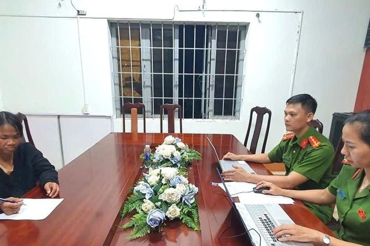 Người mẹ ném con trai 18 tháng tuổi xuống giếng sâu - Báo VietnamNet