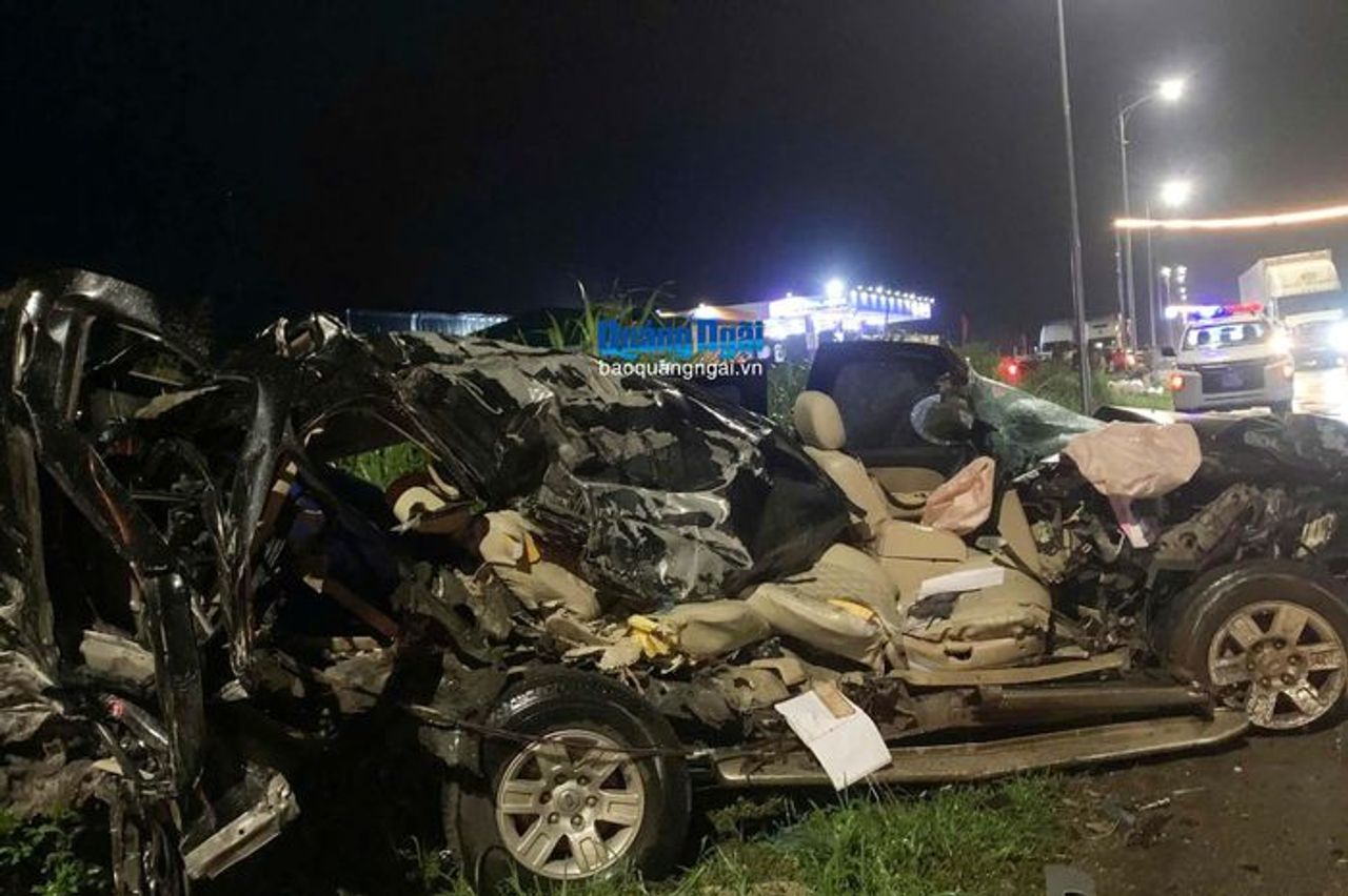 Tai nạn liên hoàn, ô tô bẹp dúm - Báo Quảng Ngãi