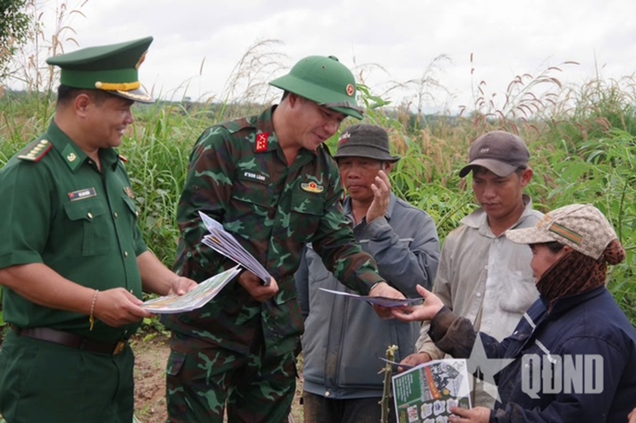 Ban Chỉ đạo Đề án 1317 tỉnh Đắk Lắk phổ biến pháp luật tại xã Ea Rvê - Báo Quân Đội Nhân Dân