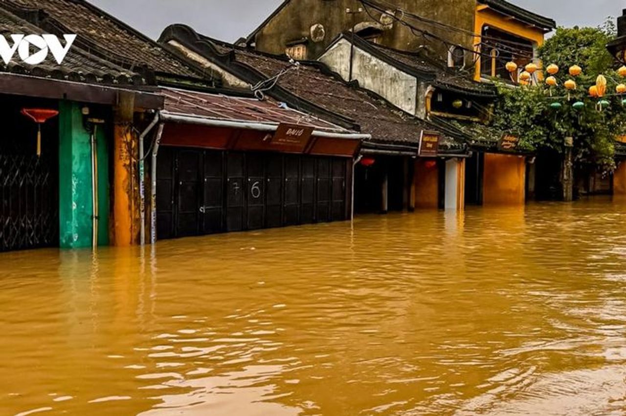 Lũ trên sông Hương, sông Bồ đang tiếp tục lên và vượt báo động 3 - Báo Điện tử Tiếng nói Việt Nam