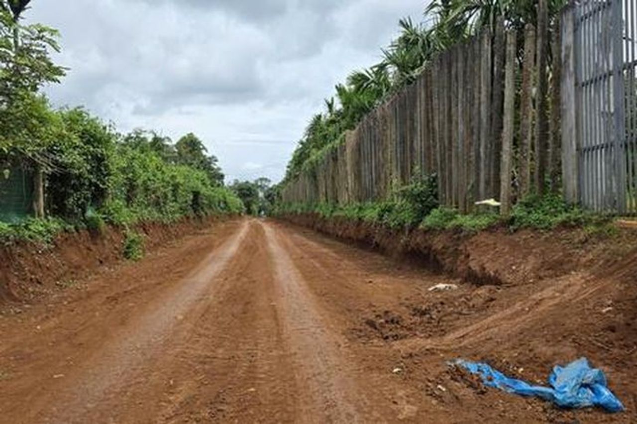 Chuyển hồ sơ công an điều tra vụ đào đường lấy đất 'khó hiểu' ở Đắk Lắk - Báo Người Lao Động