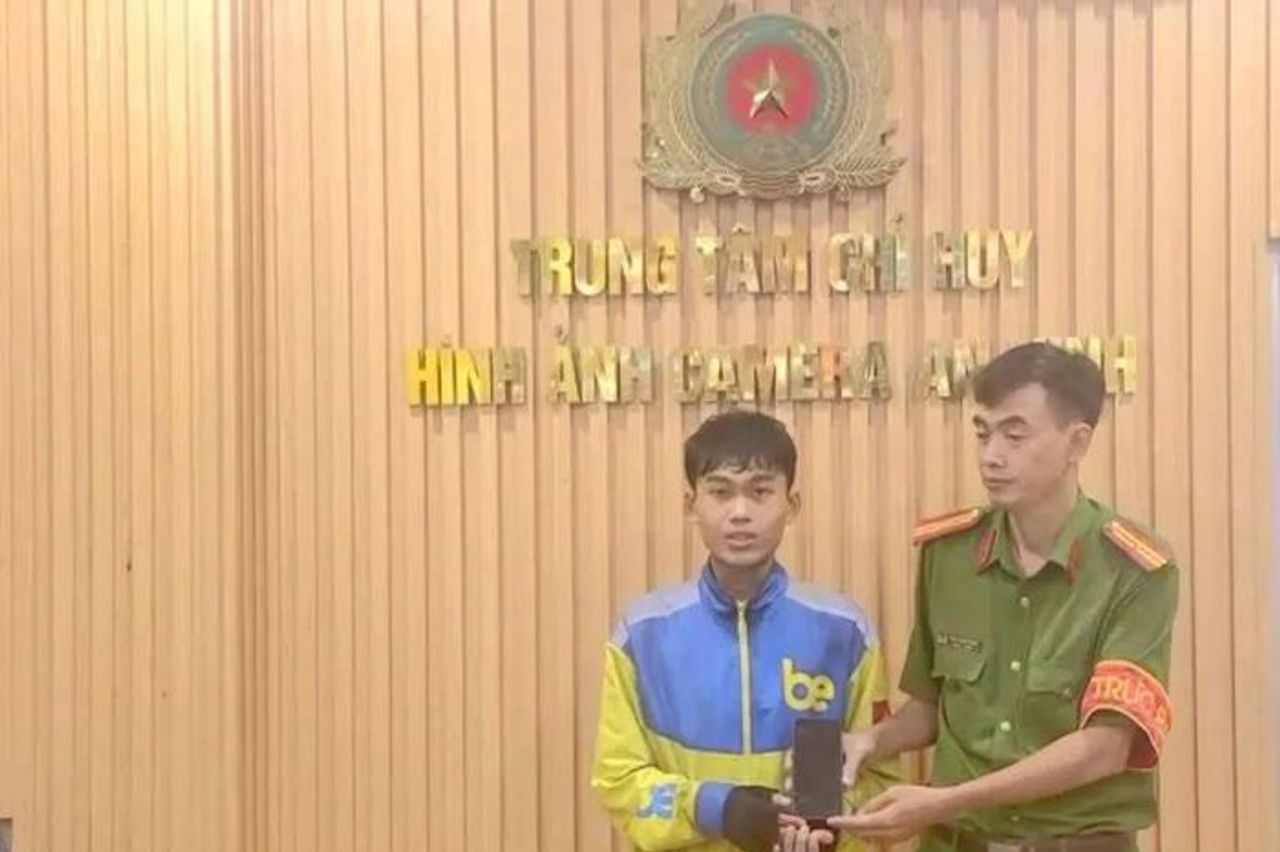 Rơi điện thoại trong đêm, nam shipper được Công an tìm trả lại sau vài giờ - Báo Pháp Luật TP.HCM