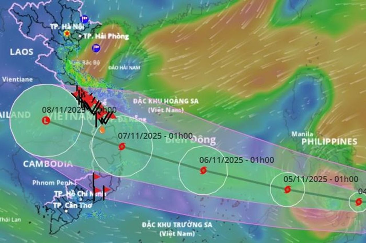 Tin mới nhất bão Kalmaegi: Cường độ rất mạnh, di chuyển nhanh vào Biển Đông - Báo VietnamNet