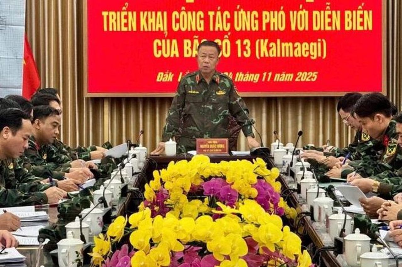 Quân khu 5 kiểm tra công tác ứng phó bão số 13 tại tỉnh Đắk Lắk - Báo Nhân Dân