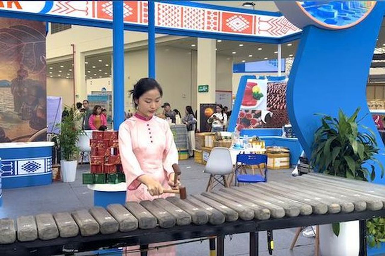 Tiếng đàn đá Tây Nguyên ngân vang giữa Hội chợ Mùa Thu 2025 - Báo Tin Tức TTXVN
