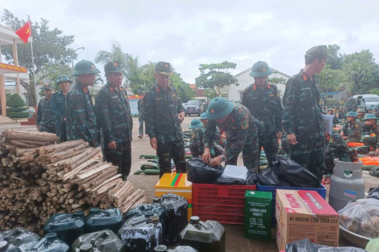 Đắk Lắk huy động gần 15.000 cán bộ, chiến sĩ sẵn sàng ứng phó bão Kalmaegi - Báo Quân Đội Nhân Dân