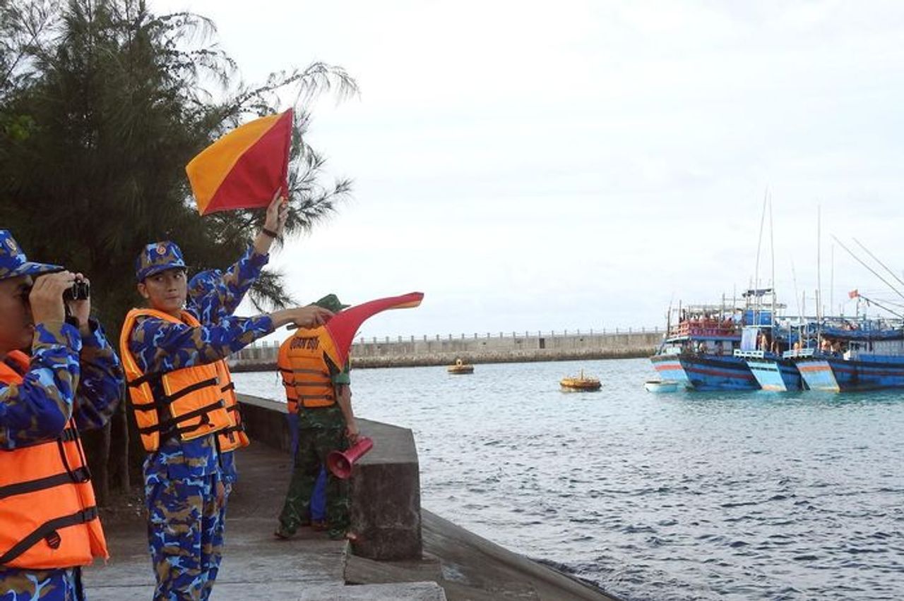 Bão Kalmaegi cường độ rất mạnh: Hàng loạt tỉnh, thành triển khai ứng phó khẩn cấp - Báo VietnamNet