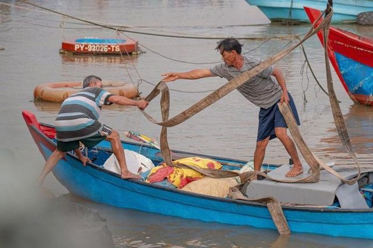 Đắk Lắk: Ngư dân tất tả đưa tàu, thuyền lên bờ tránh bão số 13 - Tạp chí Người Đưa Tin