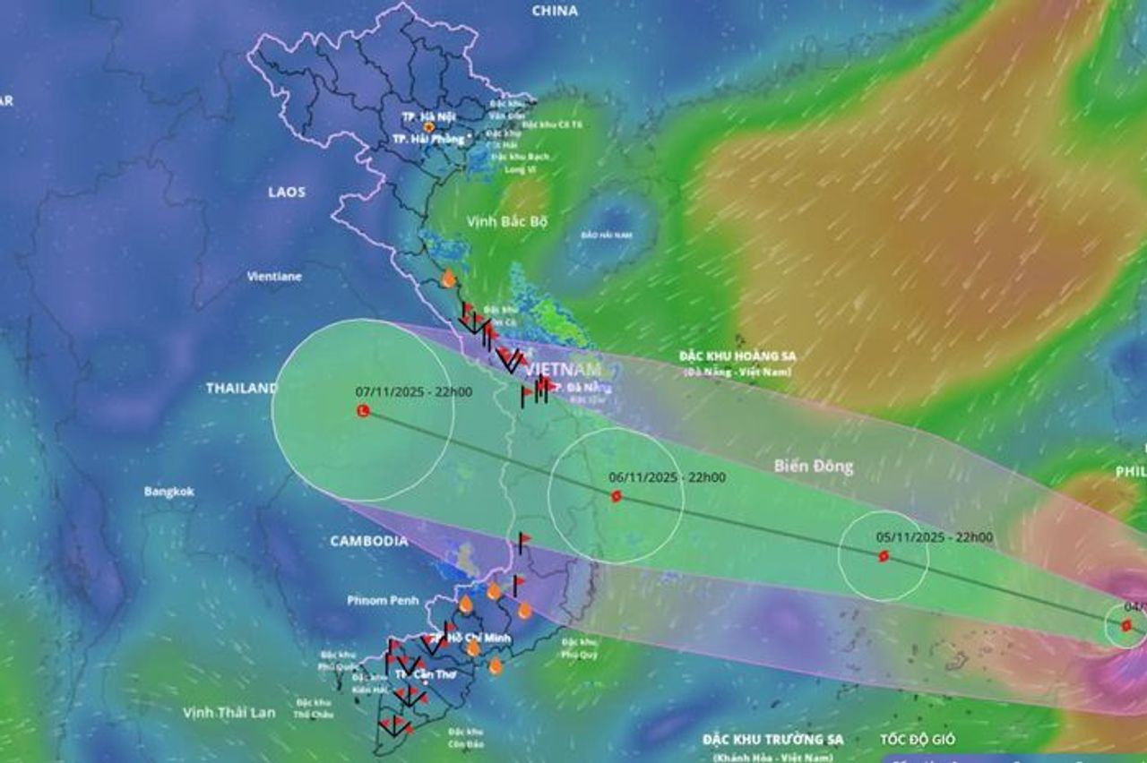 Chiều 6/11, bão Kalmaegi đi vào vùng biển miền Trung Việt Nam - Đài Phát thanh và truyền hình Hà Nội