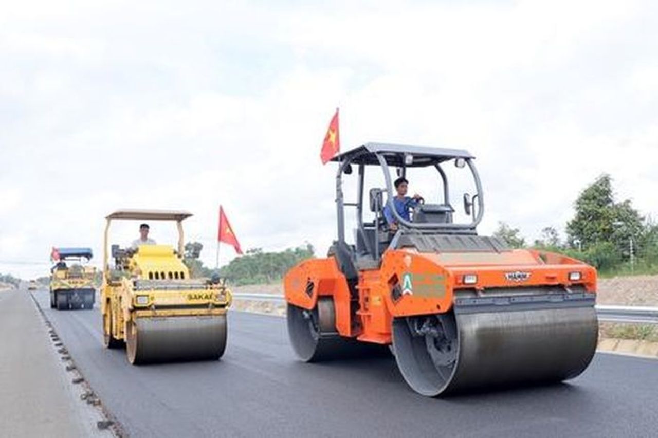 Cận cảnh từng mét thảm bê tông nhựa định hình diện mạo cao tốc Khánh Hòa - Buôn Ma Thuột - Báo Xây Dựng