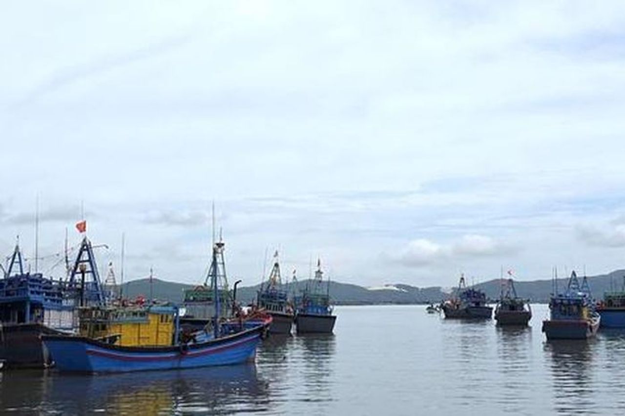Đắk Lắk cấm biển, tàu thuyền tìm nơi trú tránh bão số 13 - Báo Xây Dựng