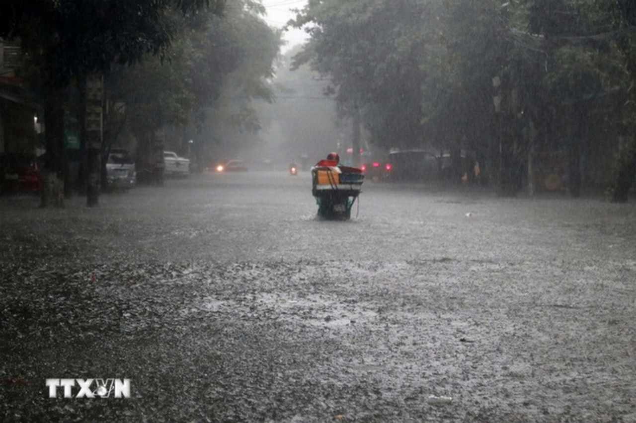 Bão số 13 cách đảo Song Tử Tây khoảng 450km về phía Đông - Báo Quân Đội Nhân Dân