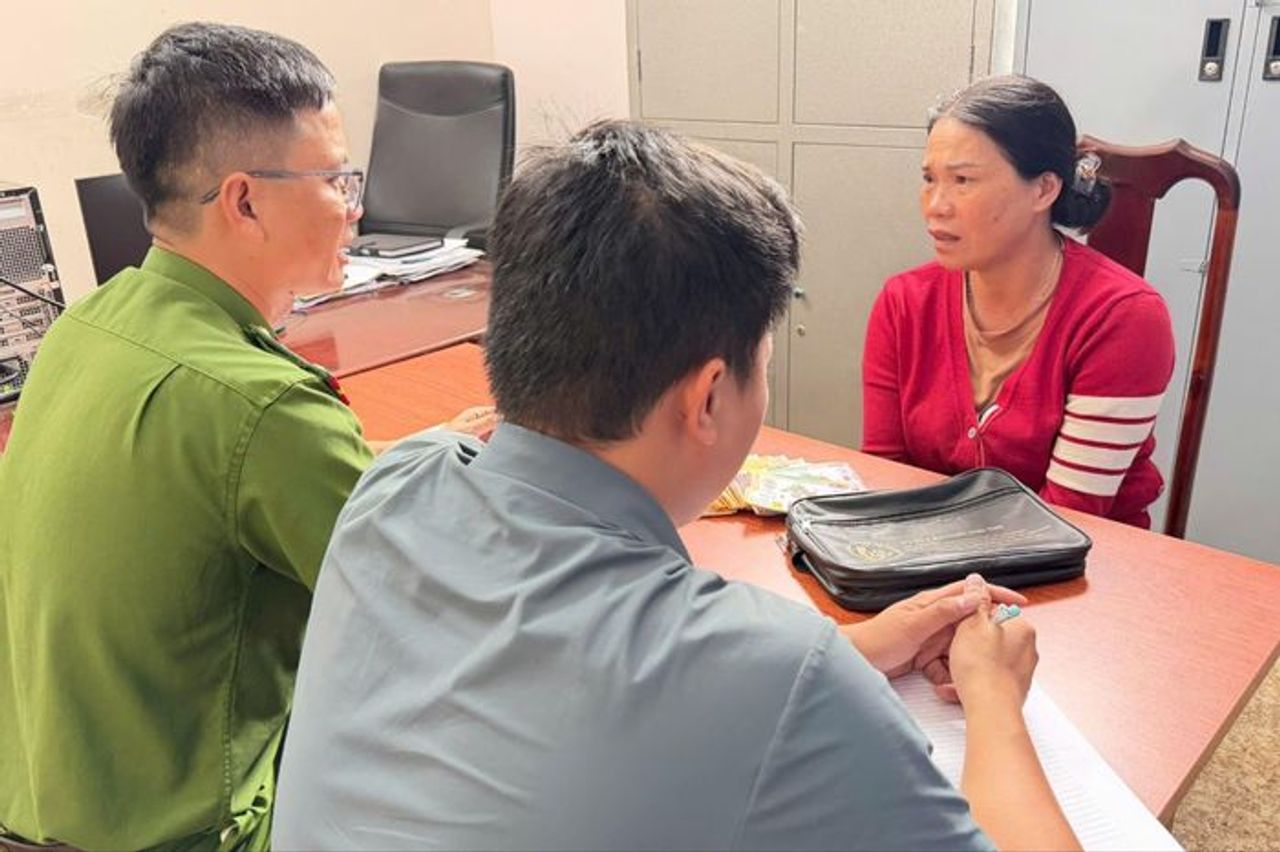 Bắt người phụ nữ cướp giật giỏ xách của cụ già bán vé số - Báo Pháp Luật TP.HCM