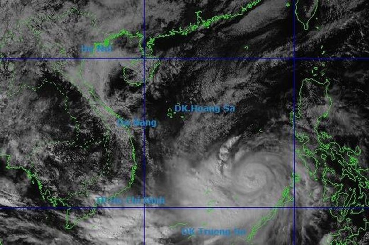 Bão số 13, giật cấp 17 'hoành hành' trên Biển Đông - Báo Pháp Luật Việt Nam