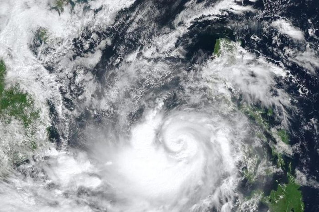 Biển Đông chính thức đón bão số 13 KALMAEGI, báo động đỏ cấp 4 về thiên tai - Đại Biểu Nhân Dân
